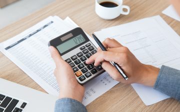finanças-contabilidade-papel-mesa usando.j